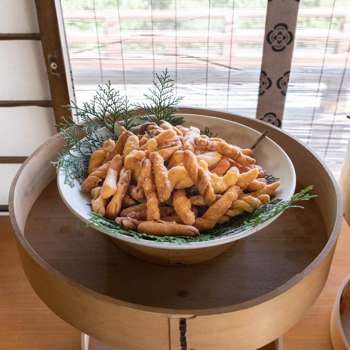 令和2年 索餅祭 …… 索餅。流行病から身を守る霊妙な力があるとされています。