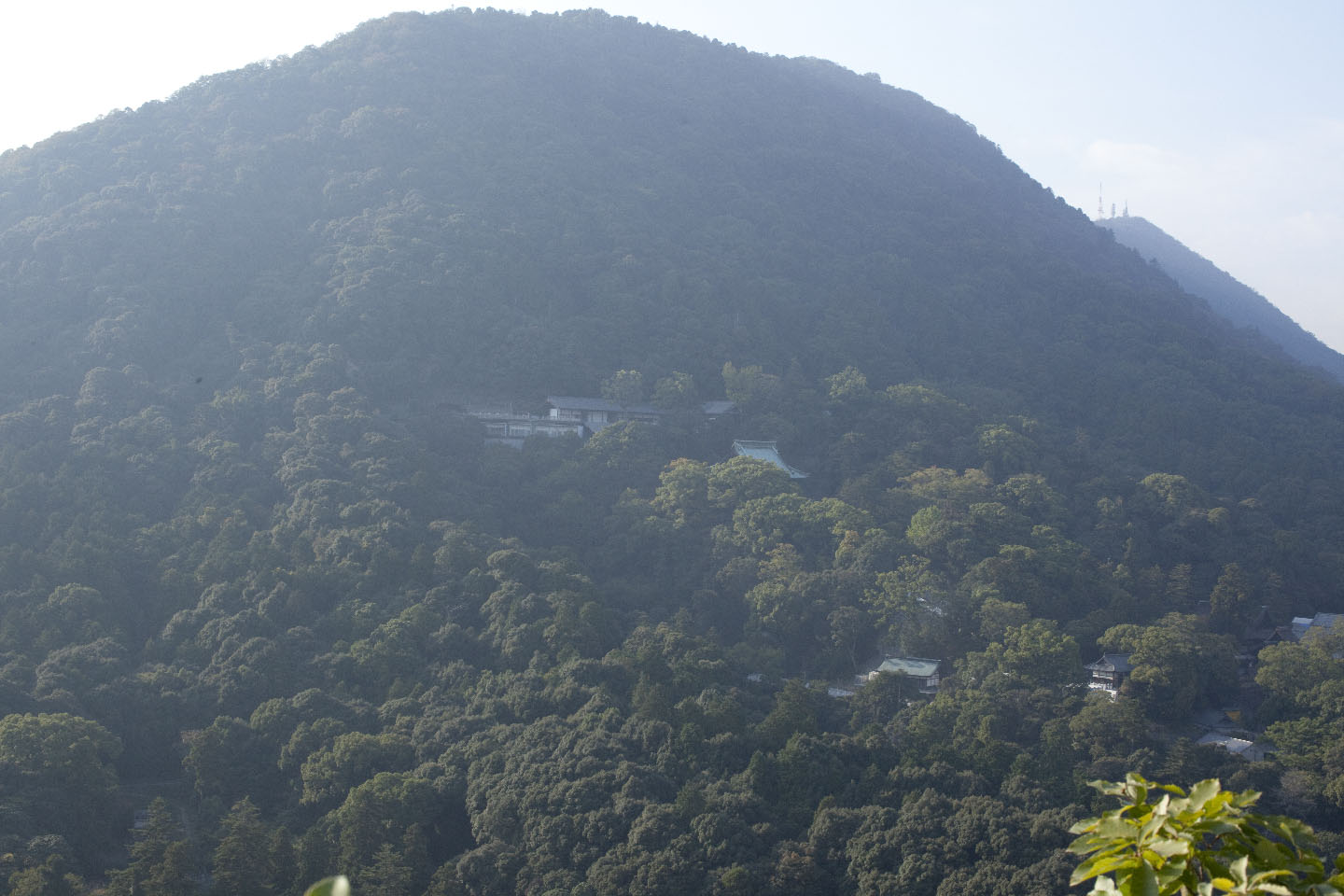 愛宕山（琴平町）山頂の様子 … 緑黛殿・絵馬堂・旭社を望む。（平成21年 撮影）