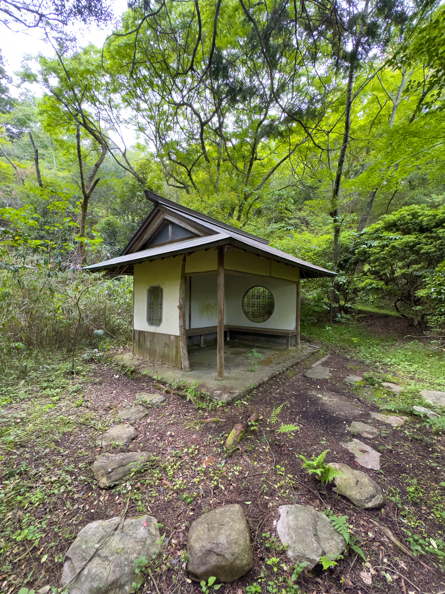 掬翠亭の跡〜腰掛・飛石（2026年5月4日撮影）